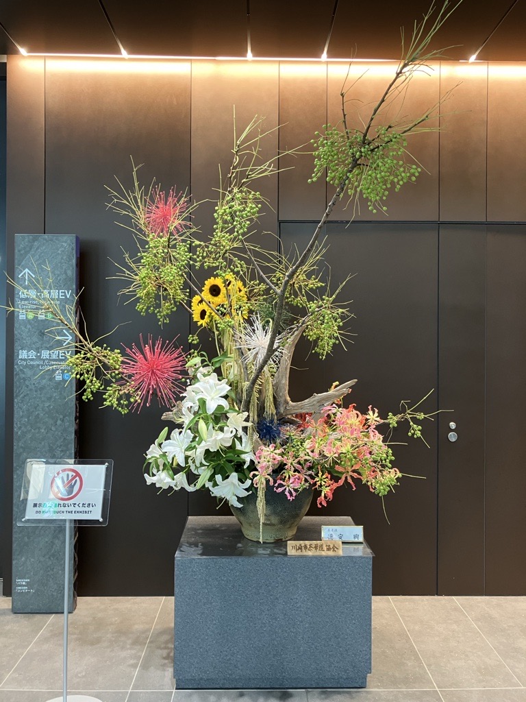 市役所入口で見つけた素敵な作品